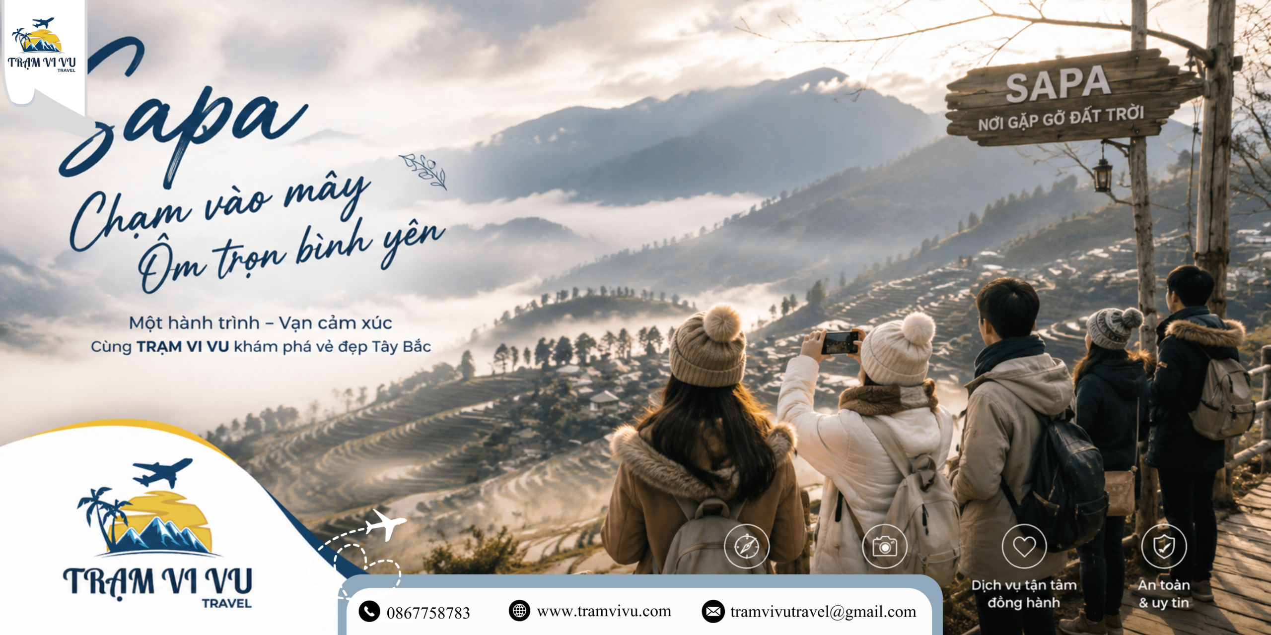 Tour sapa tháng 12 với du khách mặc áo ấm ngắm núi mờ sương