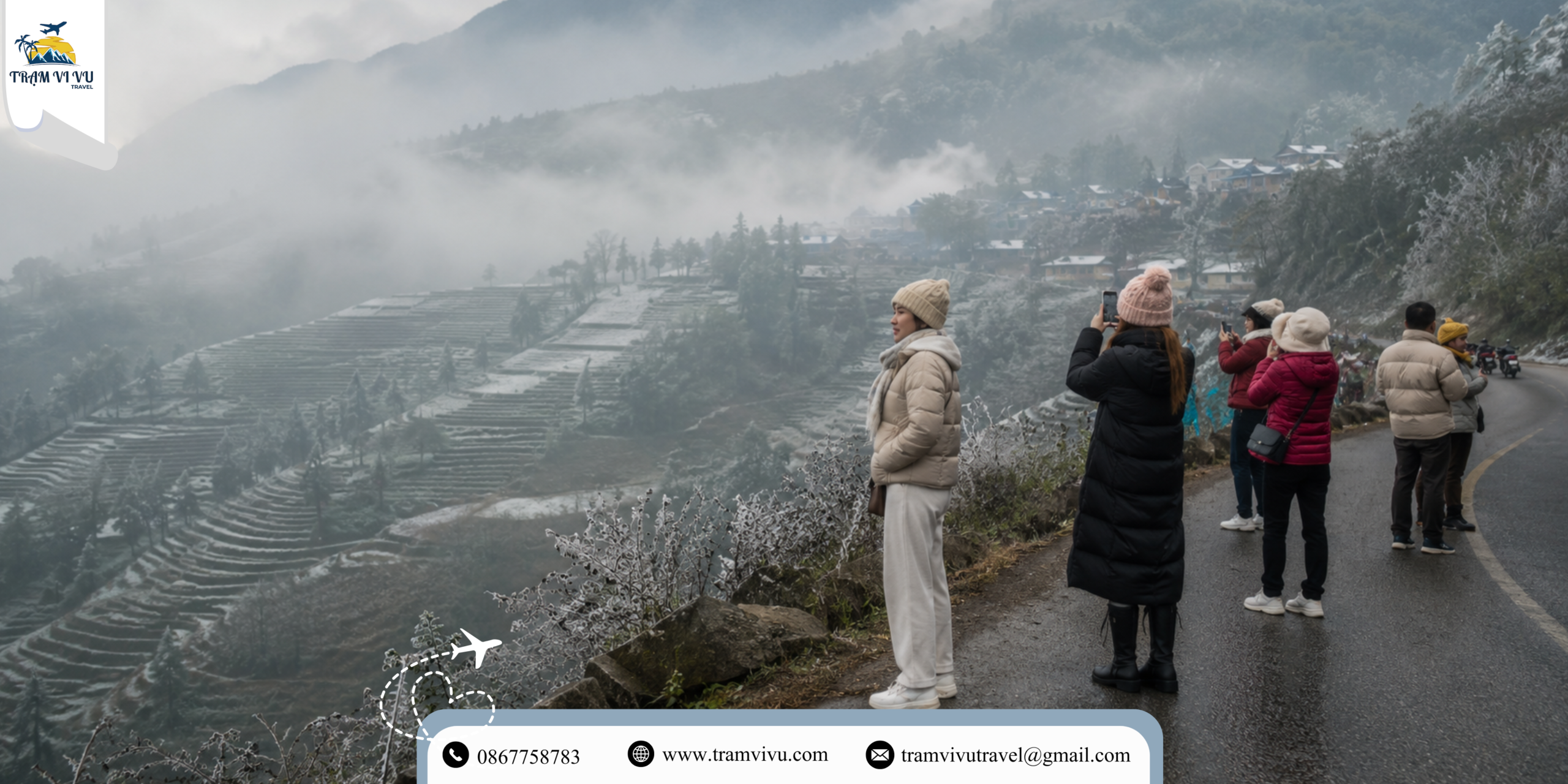 tour sapa tháng 12 với du khách mặc áo ấm giữa núi rừng mờ sương